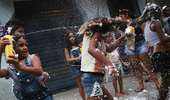 بالصور.. البرازيل ترقص استعدادا لكرنفال ريو الاشهر في العالم صورة رقم 4