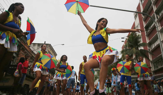 بالصور.. البرازيل ترقص استعدادا لكرنفال ريو الاشهر في العالم صورة رقم 5
