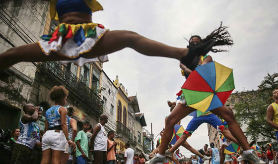 بالصور.. البرازيل ترقص استعدادا لكرنفال ريو الاشهر في العالم صورة رقم 6
