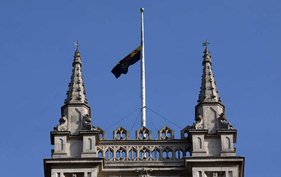 تنكيس العلم البريطاني حدادا على رحيل الملك عبدالله بن عبد العزيز صورة رقم 1