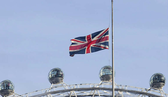 تنكيس العلم البريطاني حدادا على رحيل الملك عبدالله بن عبد العزيز صورة رقم 6