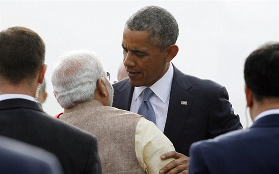 بالصور.. رئيس الوزراء الهندي يخرج عن طوره في استقباله لاوباما صورة رقم 2