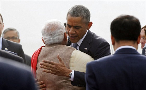 بالصور.. رئيس الوزراء الهندي يخرج عن طوره في استقباله لاوباما صورة رقم 5