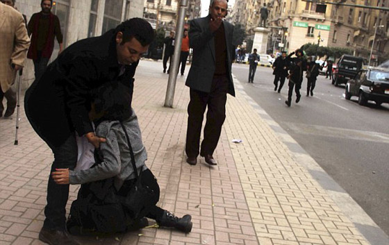 قوات الامن المصرية تغتال ناشطة حقوقية.. خلال صدامات دامية صورة رقم 1