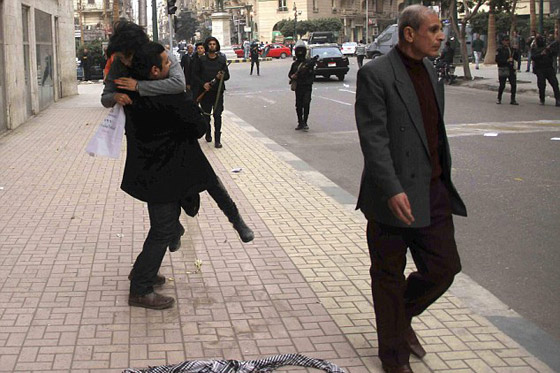 قوات الامن المصرية تغتال ناشطة حقوقية.. خلال صدامات دامية صورة رقم 4