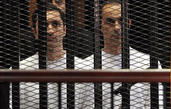 خروج جمال وعلاء مبارك من السجن الى جهة مجهولة وسط حماية مشددة صورة رقم 3