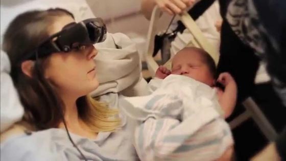  فيديو.. كندية كفيفة ترى وجه طفلها فور ولادته بنظارة متطورة صورة رقم 5