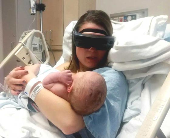  فيديو.. كندية كفيفة ترى وجه طفلها فور ولادته بنظارة متطورة صورة رقم 2