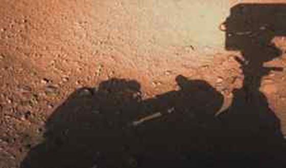  فيديو.. ظل كائن بشري يصلح مركبة ناسا على المريخ يحير العلماء صورة رقم 2