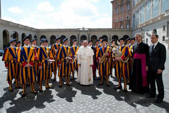 بالفيديو.. ما هي الوجبة المفضلة لدى جيش الفاتيكان الأصغر في العالم؟ صورة رقم 5
