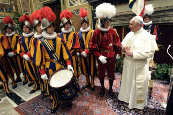 بالفيديو.. ما هي الوجبة المفضلة لدى جيش الفاتيكان الأصغر في العالم؟ صورة رقم 7
