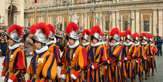 بالفيديو.. ما هي الوجبة المفضلة لدى جيش الفاتيكان الأصغر في العالم؟ صورة رقم 10