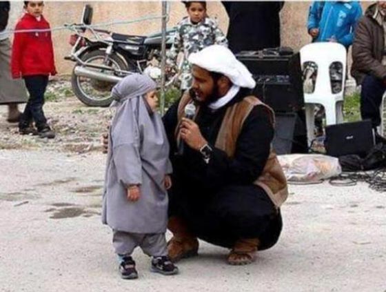  بالصورة.. داعش يعرض اصغر طفلة تائبة عن سبونج بوب وباربي صورة رقم 1