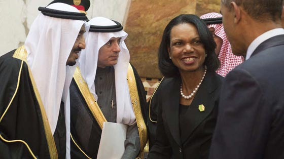 هكذا تصرفت ميشال اوباما خلال تقديمها التعازي بوفاة العاهل السعودي صورة رقم 2