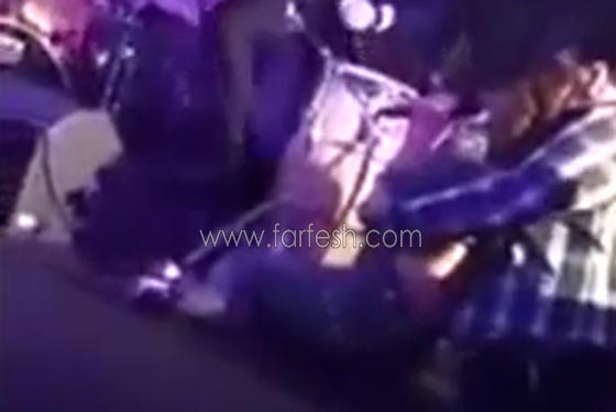  صور وفيديو رجل غريب يحتضن اليسا من الخلف حين سقطت على المسرح ! صورة رقم 4