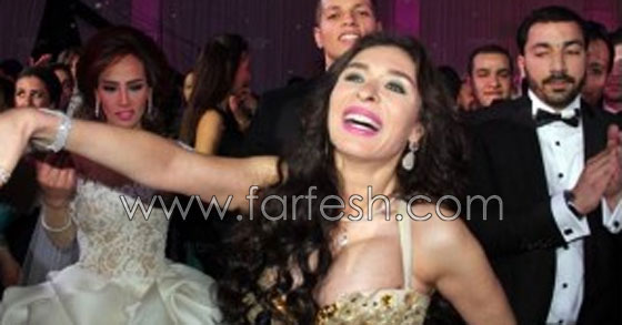 صور هيفاء وهبي والراقصة دينا تشعلان حفل زفاف خاص صورة رقم 9