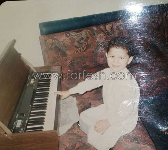 صور ماجد المدني وهو يعزف على البيانو في طفولته.. صورة رقم 1