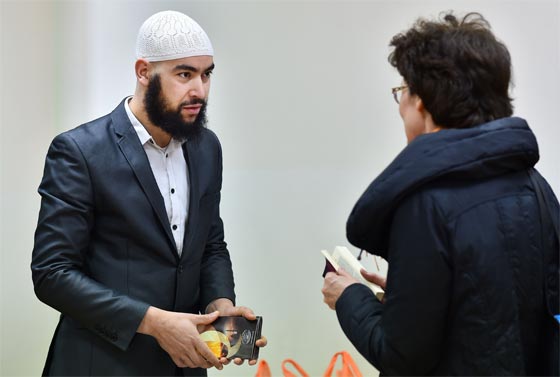  مسجد في لندن يفتح ابوابه لتعريف الناس على سماحة الاسلام  صورة رقم 3
