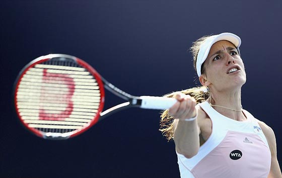  فيديو لاعبة تنس في دبي تغضب من قرار الحكم وترمي مضربها صورة رقم 1