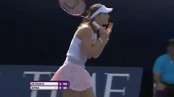  فيديو لاعبة تنس في دبي تغضب من قرار الحكم وترمي مضربها صورة رقم 3