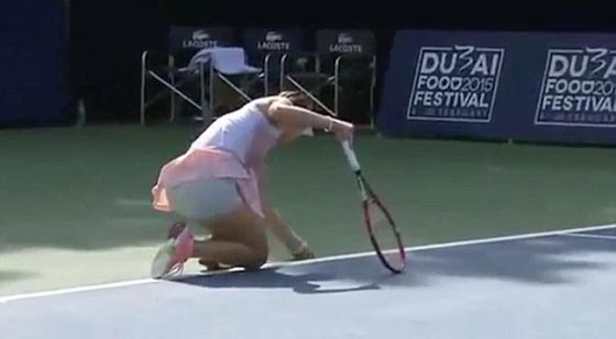  فيديو لاعبة تنس في دبي تغضب من قرار الحكم وترمي مضربها صورة رقم 4