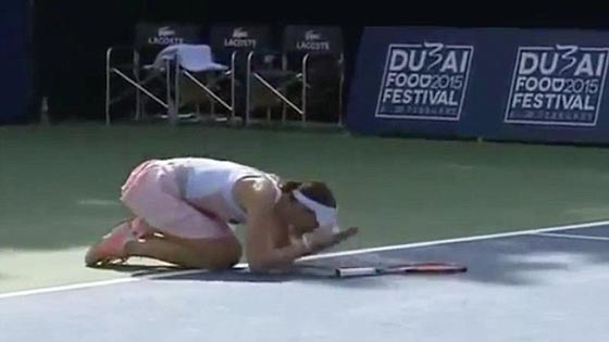  فيديو لاعبة تنس في دبي تغضب من قرار الحكم وترمي مضربها صورة رقم 5