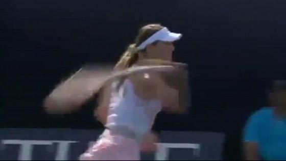 فيديو لاعبة تنس في دبي تغضب من قرار الحكم وترمي مضربها صورة رقم 9