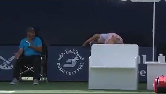  فيديو لاعبة تنس في دبي تغضب من قرار الحكم وترمي مضربها صورة رقم 6