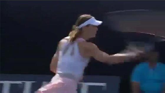  فيديو لاعبة تنس في دبي تغضب من قرار الحكم وترمي مضربها صورة رقم 8