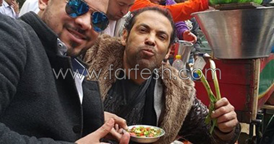 صور سعد الصغير يفاجئ جمهوره ويتناول الافطار على عربة فول صورة رقم 3