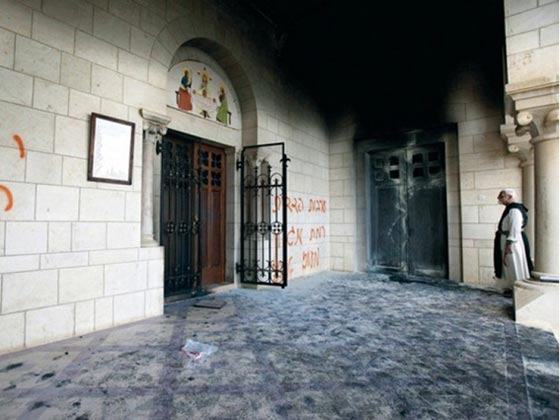 عصابة تدفيع الثمن تشعل النار في الكنيسة الارثوذكسية المقدسية صورة رقم 8