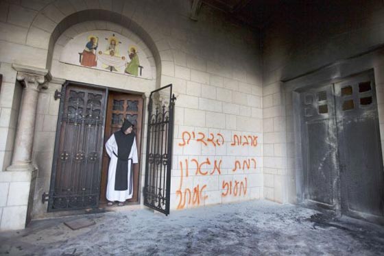 عصابة تدفيع الثمن تشعل النار في الكنيسة الارثوذكسية المقدسية صورة رقم 13
