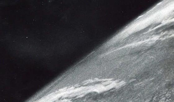 ناسا تعرض اول سيلفي في الفضاء.. للبيع  بالمزاد صورة رقم 6