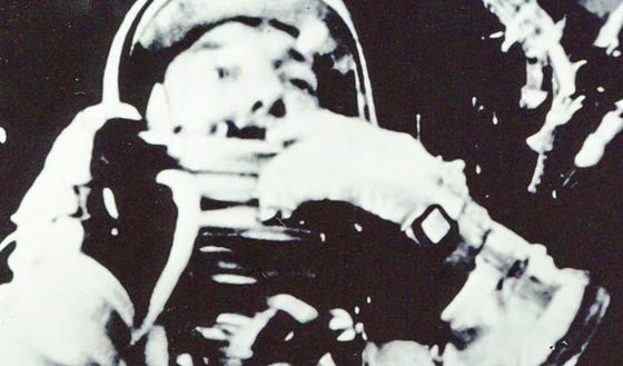 ناسا تعرض اول سيلفي في الفضاء.. للبيع  بالمزاد صورة رقم 4