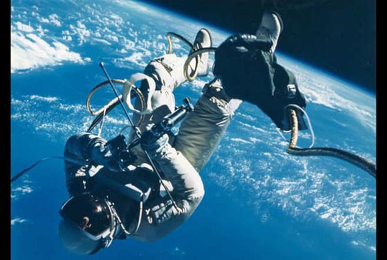 ناسا تعرض اول سيلفي في الفضاء.. للبيع  بالمزاد صورة رقم 10