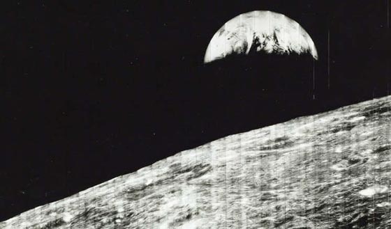 ناسا تعرض اول سيلفي في الفضاء.. للبيع  بالمزاد صورة رقم 3