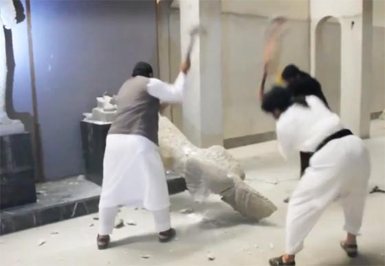  بالفيديو.. عناصر داعش يجهزون على متحف الموصل ويدمرون محتوياته صورة رقم 2