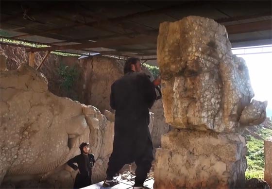  بالفيديو.. عناصر داعش يجهزون على متحف الموصل ويدمرون محتوياته صورة رقم 4