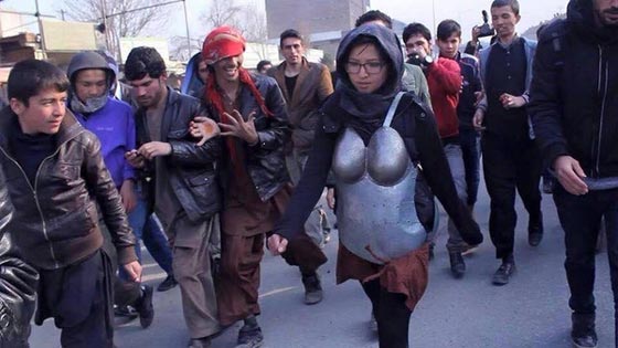 بالصور.. شاهد كيف تحمي فتاة افغانية نفسها من التحرش!! صورة رقم 5