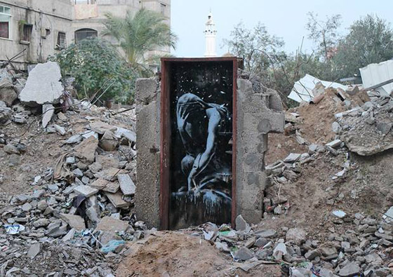 بريشته الخفية.. بانكسي يرسم آلام غزة على بيوتها وجدرانها المدمرة صورة رقم 3