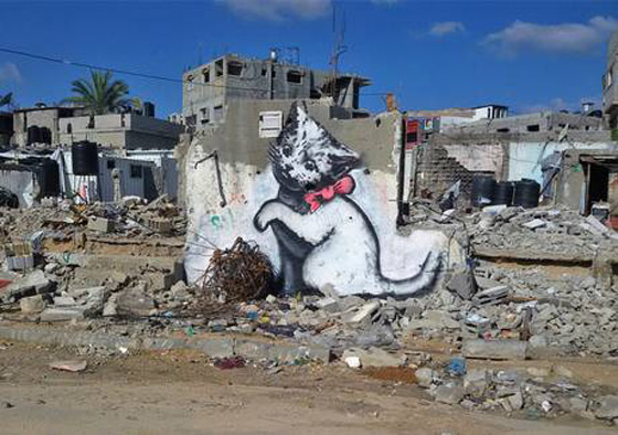 بريشته الخفية.. بانكسي يرسم آلام غزة على بيوتها وجدرانها المدمرة صورة رقم 1