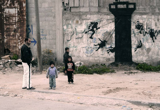 بريشته الخفية.. بانكسي يرسم آلام غزة على بيوتها وجدرانها المدمرة صورة رقم 4