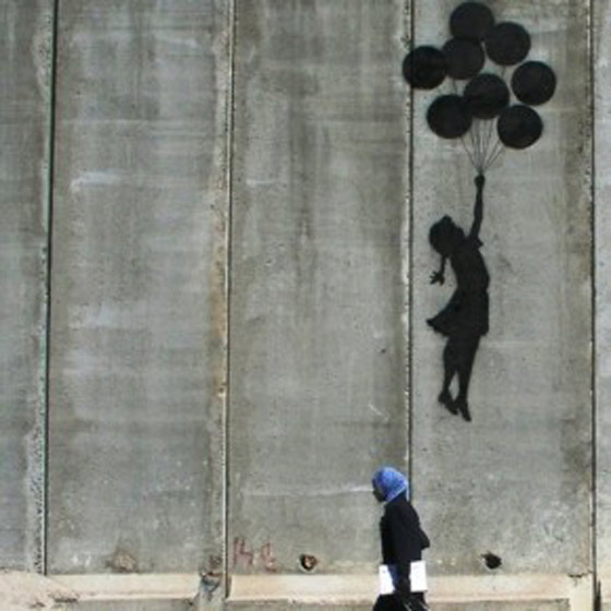 بريشته الخفية.. بانكسي يرسم آلام غزة على بيوتها وجدرانها المدمرة صورة رقم 9