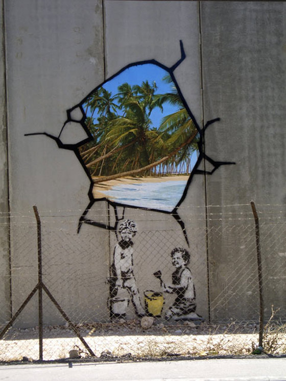 بريشته الخفية.. بانكسي يرسم آلام غزة على بيوتها وجدرانها المدمرة صورة رقم 10