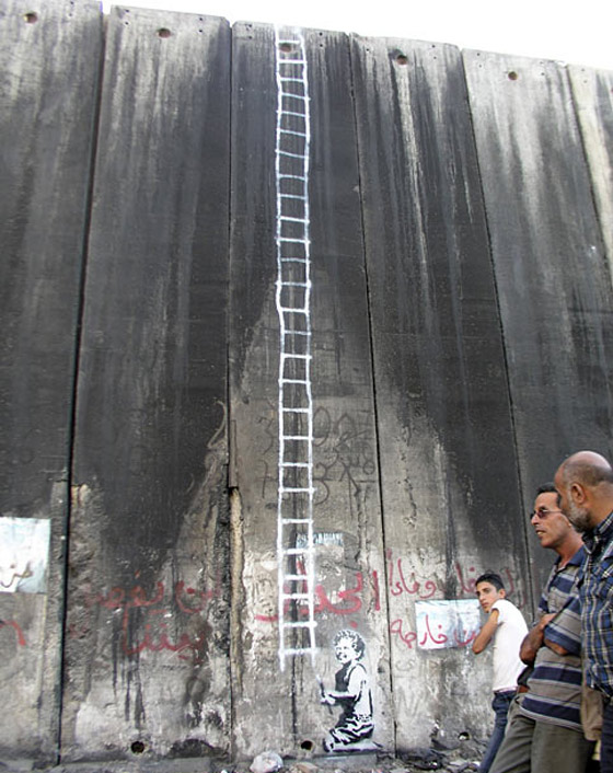بريشته الخفية.. بانكسي يرسم آلام غزة على بيوتها وجدرانها المدمرة صورة رقم 11