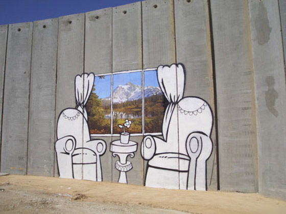 بريشته الخفية.. بانكسي يرسم آلام غزة على بيوتها وجدرانها المدمرة صورة رقم 12