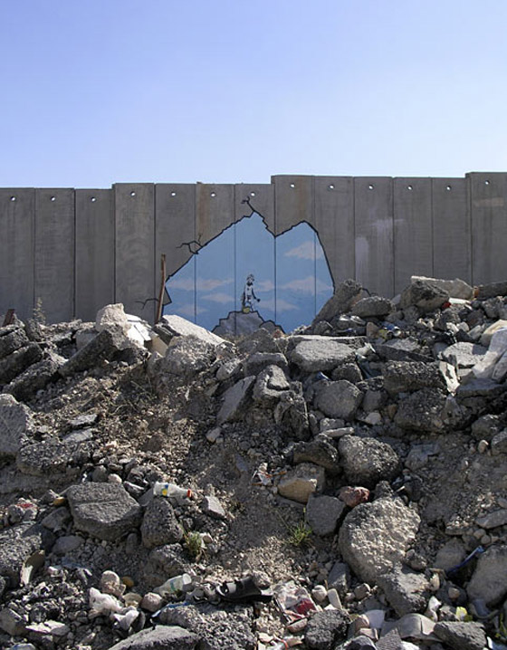 بريشته الخفية.. بانكسي يرسم آلام غزة على بيوتها وجدرانها المدمرة صورة رقم 13