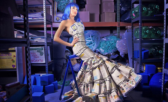 فيديو وصور مصمّمة ازياء تبتكر ملابس وفساتين أنيقة من القمامة صورة رقم 11