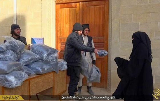 الحجاب.. هدية داعش للنساء المسلمات في العراق صورة رقم 3
