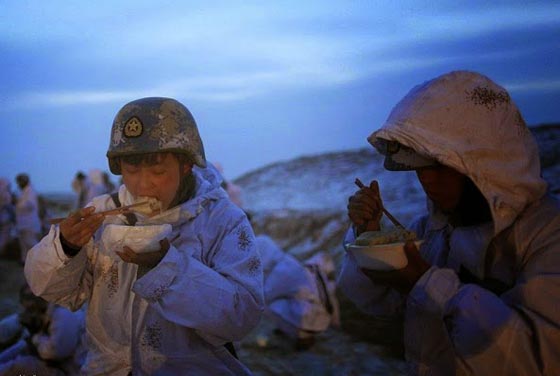 تدريبات قاسية يخوضها الجيش الصيني على الثلج.. شاهد الصور صورة رقم 2